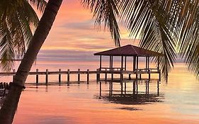 Coco'S Beachfront Cabanas